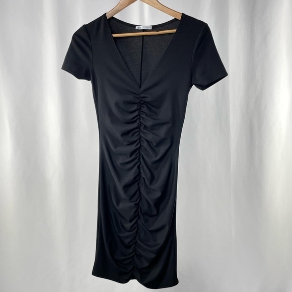 Zara Short Sleeve V Neck Ruched Bodycon Dress in Black Size Medium - Picture 4 of 9